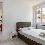 Guesthost - Garibaldi & Gae Aulenti Modern With Private Parking! Milano