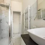 Guesthost - Garibaldi & Gae Aulenti Modern With Private Parking! Lejlighed