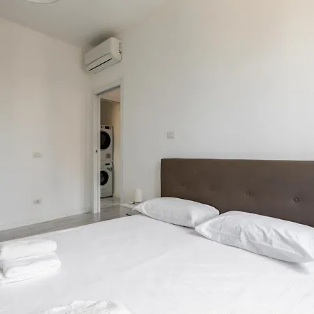 Guesthost - Garibaldi & Gae Aulenti Modern With Private Parking! Apartamento *